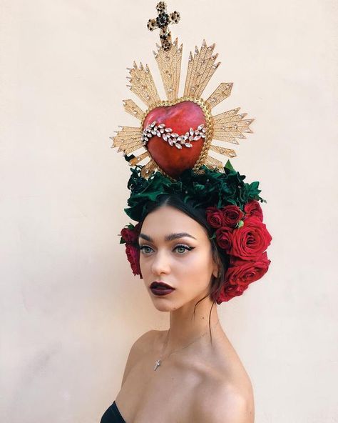 งานหัว Zhenya Katava, Dolce Gabbana Alta Moda, 11 Year Anniversary, Head Piece, Sacred Heart, Dia De Muertos, Year Anniversary, Costume Design, Gothic Fashion