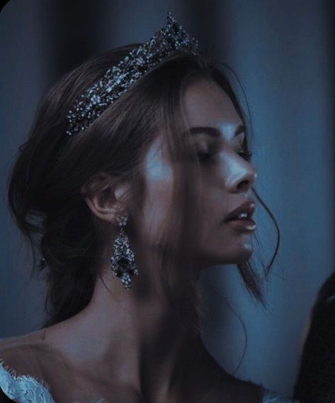 Era Victoria, Royalty Core, Crown Aesthetic, Medieval Aesthetic, Cover Wattpad, Queen Aesthetic, Royalty Aesthetic, Fotografi Vintage, Royal Aesthetic