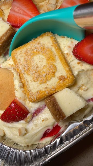 Cheesecake Banana Pudding, Strawberry Banana Pudding Recipe, Cream Cheese Condensed Milk, Milk Pudding Recipe, Cheesecake Banana, Cheese Pudding, Banana Pudding Cheesecake, Strawberry Glaze, Cheesecake Pudding