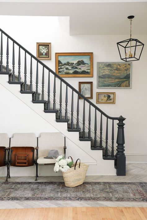 » BARNHOUSE BEFORE & AFTER | Livingroom Staircase Design Painting, Downstairs Hallway, Black Staircase, Stair Walls, Amazing Rooms, Stair Ideas, Painted Staircases, Ranch Ideas, I Spy Diy