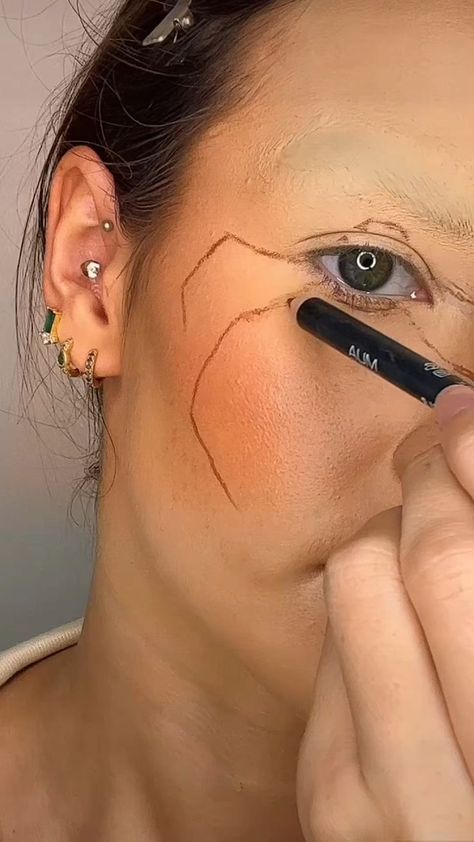 Gray Eye Shadow, Halloween Spider Makeup, Spider Makeup, Halloweenský Makeup, Holloween Makeup, Black Eyeliner Pencil, Cute Halloween Makeup, Halloween Makeup Diy, Halloween Makeup Pretty