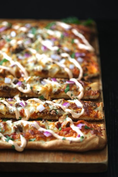 Beef & Caramelized Kimchi Pizza with Sriracha Greek Yogurt using Chobani. When it's this tasty, pizza is best enjoyed everyday. Kimchi Pizza Recipe, Kimchi Pizza, Calzone Pizza, Perfect Pizza, Asian Fusion, Pizza Pizza, Gifts For Coffee Lovers, Pizza Recipe, Main Courses