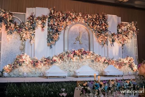 Modern Stage Decor, Concept Wedding Decoration, Unique Stage Decoration For Wedding, Pelamin Mewah Exclusive, Wedding Decorations Indoor Indonesia, Wedding Backdrop 2023, Wedding Stage Design Indoor, Middle Eastern Wedding Decor, Dekorasi Wedding Indoor