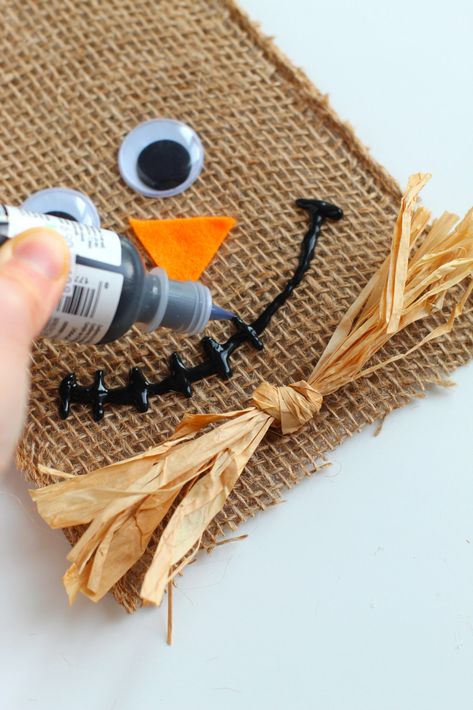 Scarecrow Treat Bags, Scarecrow Themed Trunk Or Treat, Burlap Scarecrow, Homemade Halloween Treats, Halloween Candy Crafts, Halloween Treat Bags Diy, Burlap Halloween, Halloween Treat Holders, Harvest Crafts