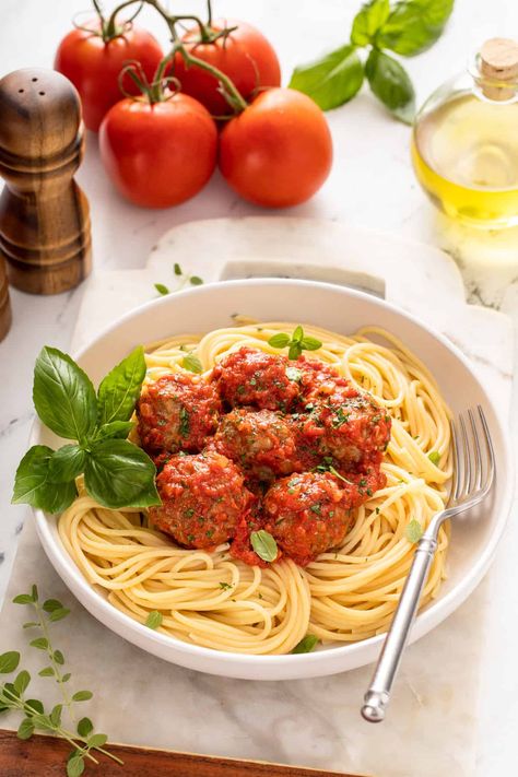 Homemade meatballs are a must-make classic. Whether you use them for spaghetti and meatballs, meatball subs, or as an appetizer, these flavorful meatballs are a great addition to so many meals. Flavorful Meatballs, Veg Crispy, Homemade Meatballs Recipe, Homemade Marinara Sauce, Dinner Party Dishes, Making Fried Chicken, Meatball Recipes Easy, Bhaji Recipe, Indian Butter Chicken