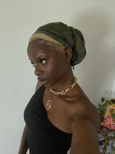 Headscarf Natural Hairstyles, Green Head Wrap, Pashmina Head Wrap, Greek Veiling Styles, Headscarf With Locs, Afro Head Wrap, Hair Wrap Ideas Black Women, Headwraps Black Women, Headscarf Styles Boho