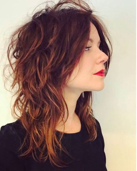 Conoce la tendencia en los cortes de cabello del 2020 In Haircuts, Haircuts 2020, Growing Out Bangs, Cortes De Cabello, Hair Brained, Long Wavy Hair, Great Hair, Layered Hair, The Trend