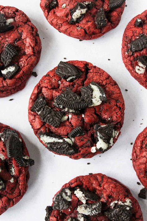 Red Velvet With Chocolate Chips, Thick Red Velvet Cookies, Red Velvet Oreo Truffles, Recipe Cookies Easy, Crushed Oreo Red Velvet Cookies, Red Velvet Oreo Cookie, Red Velvet Oreo Cupcakes, Red Velvet Pastries, Red And Black Cookies