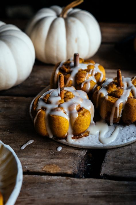 Pumpkin Buns, Cinnamon Roll Pumpkin Shape, Halloween Cinnamon Rolls, Pumpkin Shaped Cinnamon Rolls, Pumpkin Shaped Cinnamon Rolls Easy, Pumpkin Food, Pumpkin Cinnamon Rolls, Fall Snacks, Halloween Baking