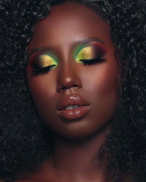 Juneteenth Eyeshadow Looks, Parrot Green Eye Makeup, Jungle Eye Makeup, Green And Orange Makeup Looks, Chartreuse Eyeshadow, Chartreuse Makeup, Poison Ivy Nails Designs, Red And Green Eyeshadow, Red And Green Makeup