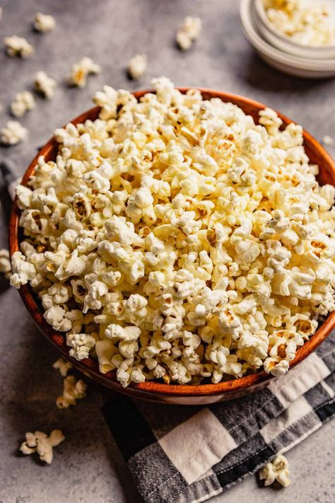 Quickly whip up a bowl of popcorn at home with this easy-to-follow recipe. With 4 ingredients you can make a delicious bowl of homemade popcorn on the stove, in the instant pot, or in the microwave. Homemade Popcorn Seasoning, Homemade Popcorn Recipes, Nut Roll Recipe, How To Make Popcorn, Brown Eyed Baker, Stovetop Popcorn, Perfect Popcorn, Homemade Popcorn, Buttered Corn