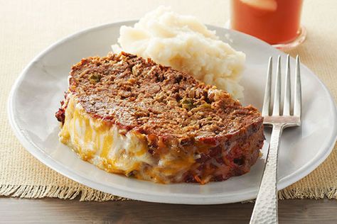 Party on with a delicious Fiesta Meatloaf recipe that yields eight servings. This is not just any old meatloaf; t Easy Pleasing Meatloaf, Cheesy Bacon, Meatloaf Recipe, 300 Calories, Kraft Recipes, Kraft Heinz, Snack Attack, Meatloaf Recipes, Beef Dishes