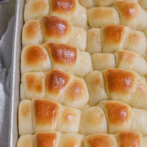 Easy Homemade Dinner Rolls (+VIDEO) | Lil' Luna Thanksgiving Rolls Recipes, Best Dinner Roll Recipe, Galette Des Rois Recipe, Frozen Dinner Rolls, Fluffy Dinner Rolls, Lil Luna, Homemade Rolls, Homemade Dinner Rolls, Yeast Rolls