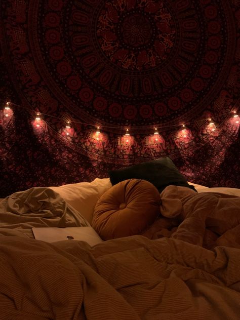 Pillow Nest Aesthetic, Dark Cozy Bedroom Ideas Fairy Lights, Cozy Nest Bed, Bed Nest Cozy Bedroom, Bed Cozy Aesthetic, Tapestry Bedroom Cozy, Warm Cozy Room Aesthetic, Goblin Room, Comfy Home Aesthetic