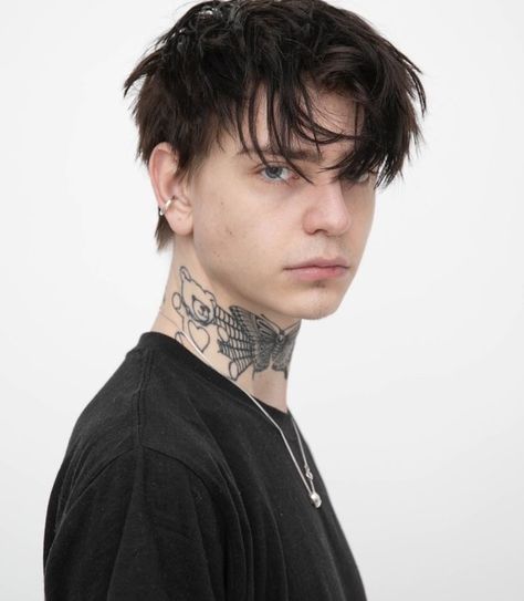 Alt Haircut Men, Grunge Haircut, Androgynous Hair, Short Grunge Hair, Fine Straight Hair, Goth Hair, Men Hair Color, Hair Inspiration Short, Corte De Cabelo Masculino