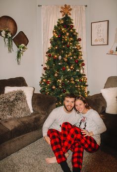 Pictures In Front Of Christmas Tree Couples, At Home Christmas Card Photo Ideas, Christmas Pictures By The Tree, Couples Christmas Poses, Christmas Tree Couple Pictures Indoor, Couple Christmas Pictures At Home, Couple Christmas Pictures, Christmas Tree Photoshoot, Christmas Couple Photos