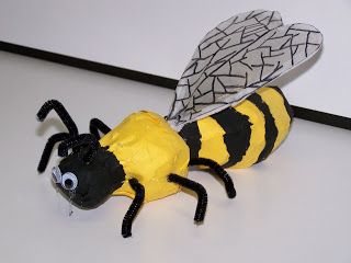 Students study all about bees.  So in art we decided to take their knowledge about bees from what they learned in their class Insect Art Projects, 3rd Grade Art Lesson, Bee Crafts For Kids, Paper Mache Animals, 3rd Grade Art, Jr Art, Paper Mache Sculpture, Sculpture Projects, Paper Mache Crafts