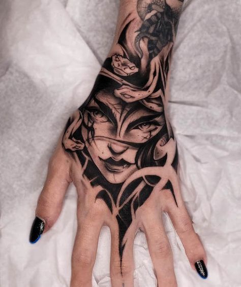 Fierce Medusa hand tattoo by @gustavoblenc Best Medusa Tattoo, Medusa Hand Tattoo Design, Medusa Hand Tattoos For Women, Medusa Hand Tattoo, Unique Medusa Tattoo, Beautiful Medusa, Hand Tatts, Medusa Tattoos, Mandala Hand Tattoos