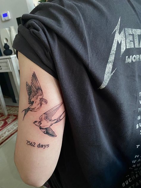 A tattoo for my father. The days I was blessed having him in my life. The mockingbirds stand for braveness and protection of the family. So beautiful and fragile, as life itself. See you some day papa. Mockingbird Tattoo, Vogel Tattoo, Love You Papa, Father Tattoos, Bad Tattoos, Hummingbird Tattoo, Life Itself, Some Day, Arm Sleeve Tattoos