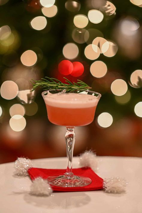 Christmas Sour Cocktail, Weihnachtlicher Cocktail, Campari Drinks, Campari Cocktail, Campari Cocktails, Sour Drink, Whisky Sour, Cocktails Recipes, Pisco Sour