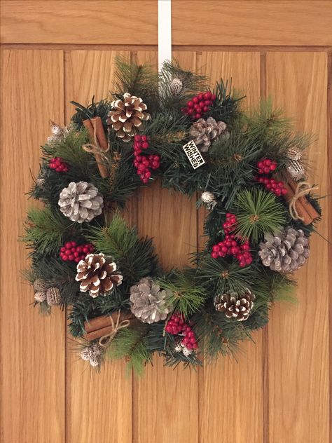 Easy to make homemade wreath. Decorated Wreaths Christmas, Diy Easy Christmas Wreath, Wreath Decorating Ideas Christmas Diy, Julekranse Diy, Christmas Diy Wreaths & Garlands, Christmas Reef Ideas, Wreath Decorating Ideas Christmas, Homemade Wreath Ideas, Diy Christmas Reefs