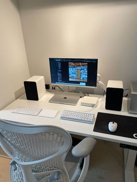 Setup Room Ideas, Dream Desk Setup, Desk Setup Gaming, Minimalist Computer Desk, Setup Gaming, Dream Desk, Computer Desk Setup, Desk Setups, Simple Wallpaper