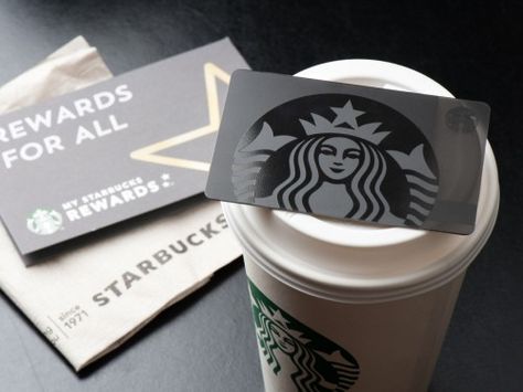 People are so not happy about Starbucks’ new rewards program Protein Box, Starbucks Locations, Starbucks Rewards, Starbucks Card, Holiday Cups, Espresso Shot, Sandwiches For Lunch, Free Coffee, Not Happy