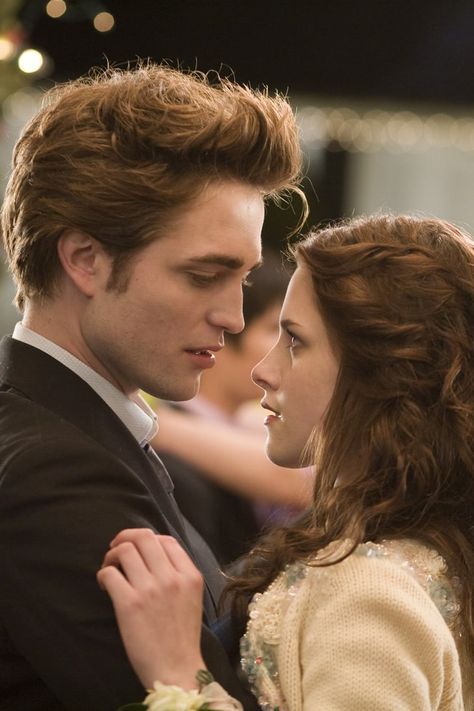 Do You Consider Yourself a Twihard? Take This Twilight Quiz to Find Out Wallpaper Kristen, Twilight Bella And Edward, Kristen Stewart Twilight, Twilight Saga Quotes, Twilight Love, Vampire Twilight, Twilight Quotes, Twilight Saga Series, Robert Pattinson Twilight