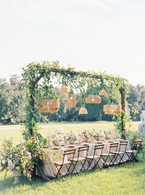 An Artisan Editorial in the Gardens of Middleton Place | Charleston Wedding Inspiration | Gallery | Item 46 Intimate Wedding Dinner, Wedding Dinner Table Setting, Photo Farm, Ikea Garden, Outdoor Wedding Tables, Outdoor Tent Wedding, Courtyard Wedding, Middleton Place, Events Place