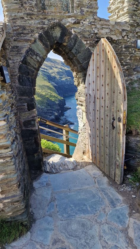 View from the door of the Tintagel Castle in Cornwall UK. Tintagel Castle Cornwall, Cornwall England Aesthetic, Cornwall Aesthetic, Uk Roadtrip, Cornwall Castle, Cornwall Cottage, Tintagel Cornwall, Tintagel Castle, Road Trip Uk