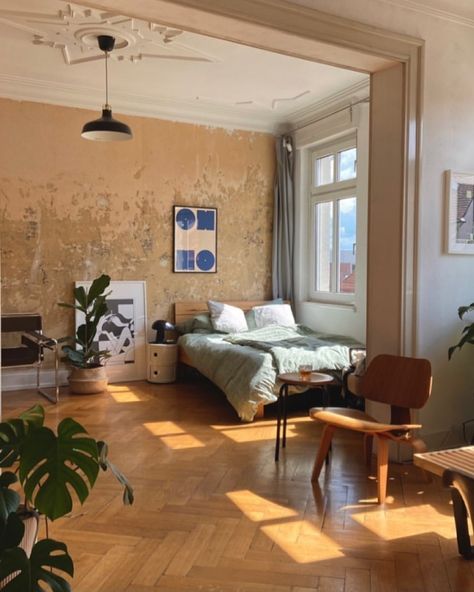 Berlin Bedroom Aesthetic, Berlin Flat Interior, Room Inspo Big Window, Berlin Apartment Aesthetic, Berlin Style Interior, Berlin Apartment Interior, 70s Interior Design Bedroom, Berlin Bedroom, Berlin Interior Design