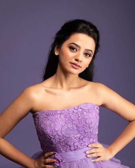 Helly Shah, Anushka Sen, R + E, Halo, Quick Saves, Instagram