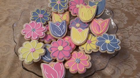 Tulip Cookies, Daisy Cookies, Royal Icing Flowers, Flowers For Mom, Icing Flowers, Spring Cookies, Flower Outline, Royal Icing Decorations, Flower Cookies