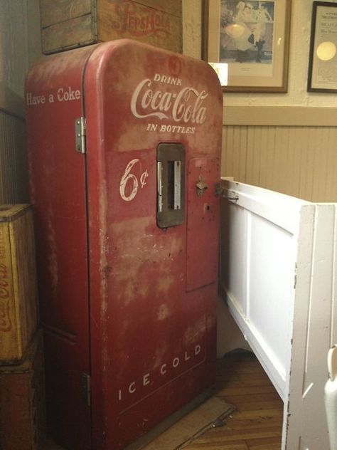 What Were Popular Old Soda Brands In The 60s? (Top 24 Old Soft Drinks) Old Fashion Ice Cream, Vintage Modern Home, John Pemberton, Coke Machine, Coca Cola Decor, Coca Cola Drink, Always Coca Cola, Soda Machines, World Of Coca Cola