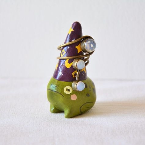 Wizard Frog, Sculpture Art Clay, Clay Inspo, Tanah Liat, Clay Diy Projects, Clay Crafts Air Dry, Clay Stuff, Pottery Crafts, Ceramics Pottery Art