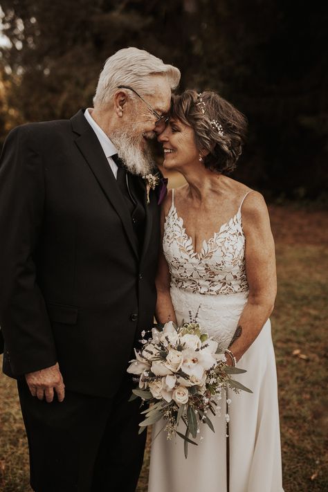 Older People Wedding Photography, Second Marriage Photo Ideas, Senior Wedding Photography, Wedding Photography For Older Couples, Second Marriage Wedding Photos, Elderly Wedding Photography, Middle Aged Wedding Photos, Older Couples Wedding Photoshoot Poses, Wedding Photos For Older Couples