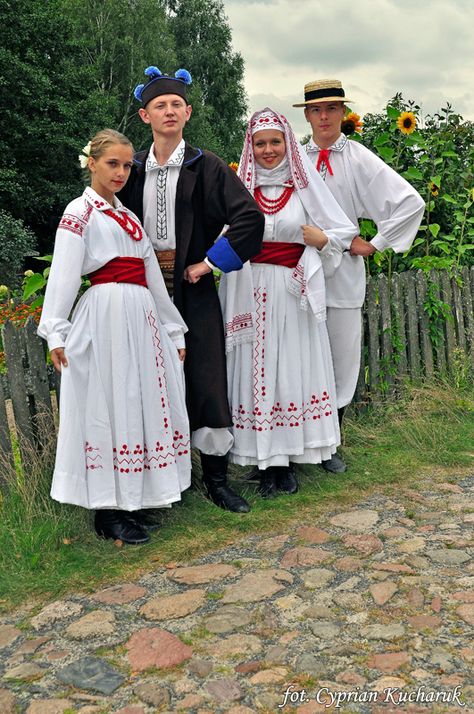 Quick overview of folk costumes from Poland (warning: picture-heavy) – Lamus Dworski Slavonia Croatia, Polish Traditional Costume, Polish Wedding, Slavic Culture, Costumes Around The World, Ethno Style, Polish Folk, Folk Dress, Folk Clothing