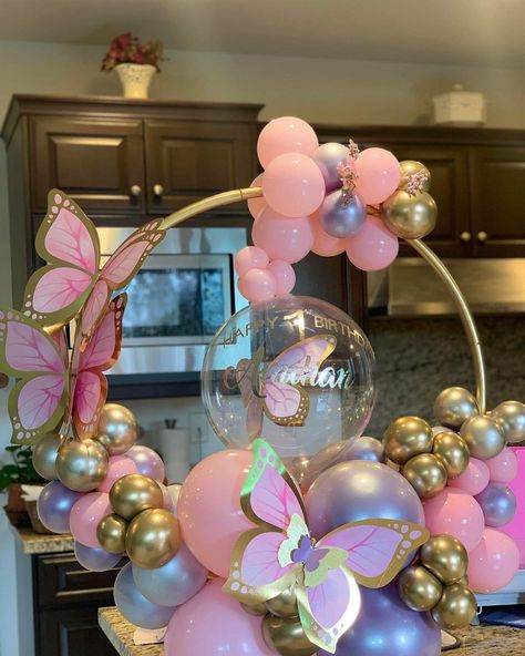 Butterfly Party Centerpieces, Butterfly Baby Shower Centerpieces, Fairytale Baby Shower, Butterfly Birthday Party Decorations, Butterfly Themed Birthday Party, Girl Shower Decorations, Clear Balloon, Gender Reveal Baby Shower Themes, Butterfly Centerpieces