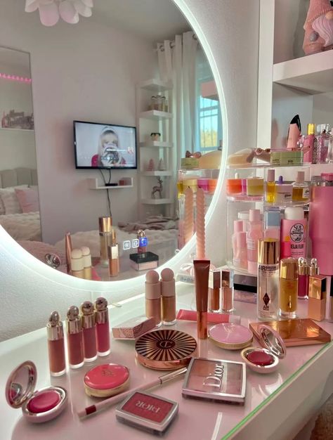 Makeup Dressing Table Inspo, Aesthetic Dior, Room Wishlist, Girl Therapy, Dream Bedroom Inspiration, Hello Kitty Rooms, Wardrobe Room, Makeup Aesthetic, Girly Room