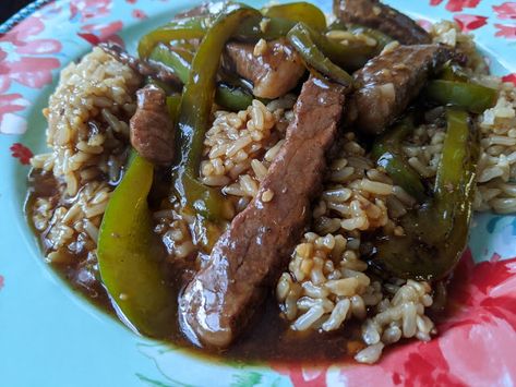 Making Miracles: Green Pepper Steak Green Pepper Steak, Pepper Steak Stir Fry, Pepper Gravy, Steak Stir Fry, Pepper Steak Recipe, Sauteed Greens, Beef Gravy, Brown Gravy, Steak And Seafood