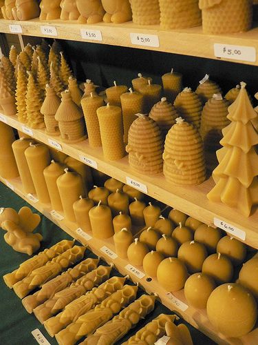 Beeswax Candles Diy, Diy Candle Making Kit, Raising Bees, Săpunuri Handmade, Candle Reading, Bee Wax Candles, Honey Packaging, Honey Shop, Candle Making Business