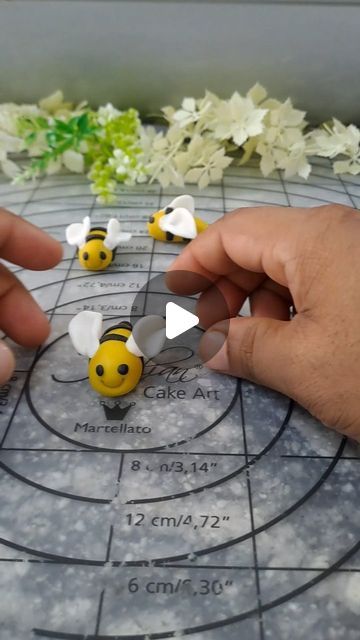 Clay Bees How To Make, Fondant Bees How To Make, Bees Cake Ideas, Bee Cakes Ideas, Bumble Bee Cake Ideas, Bee Cake Ideas, Love Reels Instagram, Bee Wedding Cake, Gold Buttercream