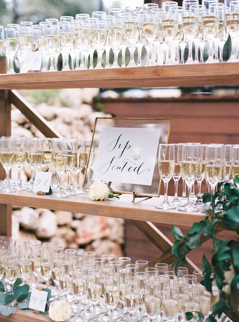 Champagne Table Seating Chart, Seating Chart Champagne Glasses, Champagne Wedding Seating Chart, Champagne Before Wedding Ceremony, Champagne Entrance Wedding, Champagne Flute Seating Chart, Seating Chart Wedding Drinks, Champagne Welcome Drink Wedding, Champagne Seating