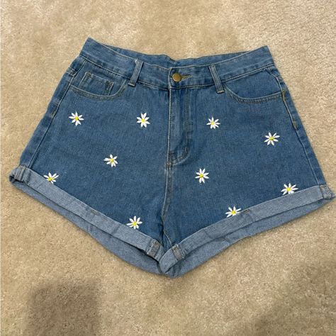 Cute Daisy Shorts. Super Soft. Never Worn. Jean Painting, Daisy Shorts, Shein Shorts, Painted Clothing, Hand Painted Clothing, Jean Shorts, Denim Shorts, Daisy, Color Blue