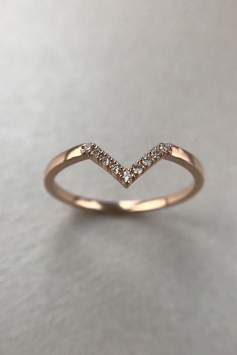 Gold Right Hand Rings, Rose Gold Rings Simple Everyday, Pearl Necklace Tutorial, Rose Gold Ring Simple, Triangle Diamond Ring, Gold Chevron Ring, Hand Jewelry Rings, Chevron Jewelry, Gold Rings For Women