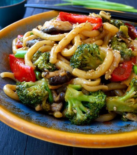 This recipe for vegetable udon stir fry is quick and easy, ready in just fifteen minutes and a great weeknight dinner idea. Vegetable Udon, Udon Stir Fry, Udon Noodles Recipe, Macrobiotic Diet, Vegetarian Noodles, Korean Ramen, Udon Recipe, Vegetable Stir Fry Recipe, Vegan Coleslaw