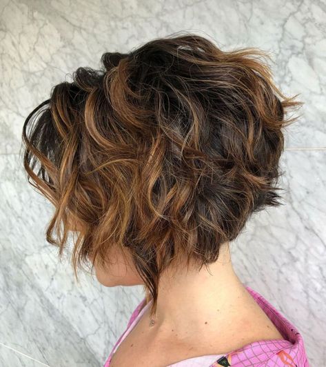 Dark Curly Shaggy Bob With Highlights Curly Stacked Bobs, Stacked Hairstyles, Short Curly Bob Hairstyles, A Line Haircut, Short Stacked Bobs, Tan Skin Blonde Hair, Stacked Haircuts, Inverted Bob Hairstyles, Stacked Bob