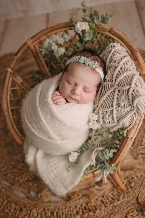 Floral Newborn Pictures, Fall Newborn Photo Ideas, Newborn Baby Girl Photoshooting, Newborn Photos Winter, Newborn Boho Photography, Boho Newborn Photos, Neutral Newborn Photos, Woodland Newborn Photography, Newborn In Basket