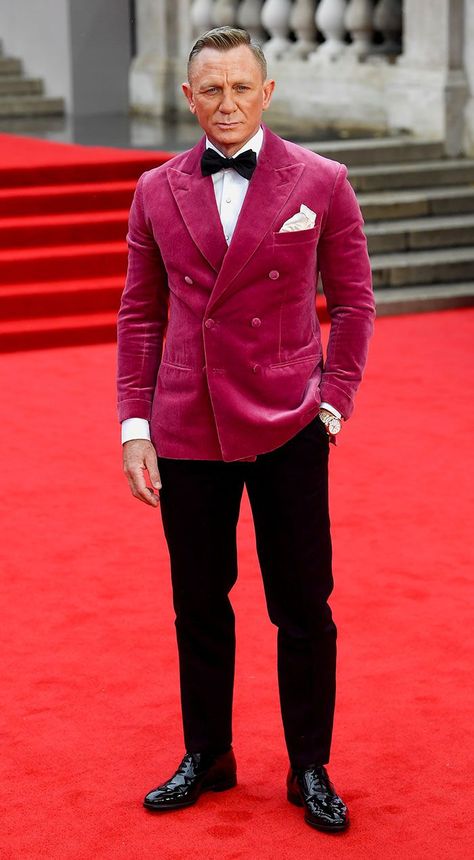 Hollywood Men Red Blazer Outfit, Daniel Craig Tuxedo, Daniel Craig James Bond Style, James Bond Outfits Men, Red Carpet Suits Men, Red Carpet Suits, Red Suit Men, Daniel Craig Suit, James Bond Tuxedo