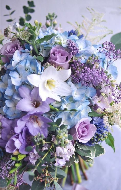 Blue And Purple Wedding Theme, Blue Bridal Flowers, Light Purple Wedding, Blue Purple Wedding, Pink Purple Wedding, Blue Flower Arrangements, Purple Wedding Decorations, Purple Wedding Bouquets, Purple Wedding Theme